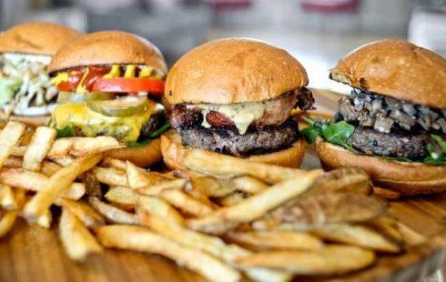 Τρώτε συχνά φαγητό απ’έξω; Δείτε από τι κινδυνεύετε!